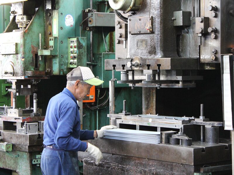 金属プレス機械の安全対策完全ガイド|労働安全衛生法に基づく安全確保のポイントとは?